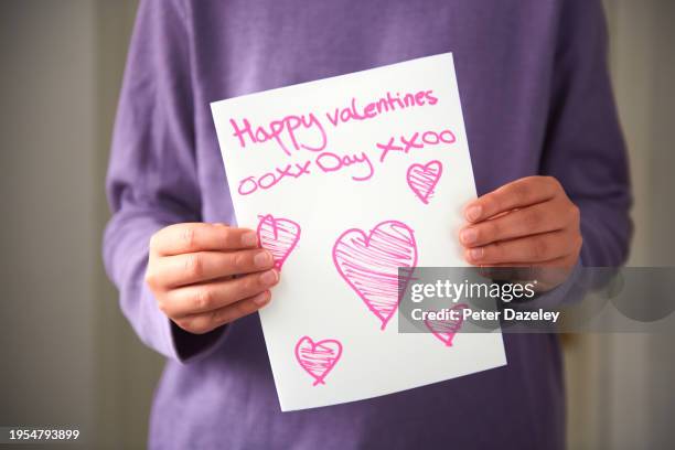 school holding valentine card - its a boy frase inglese foto e immagini stock