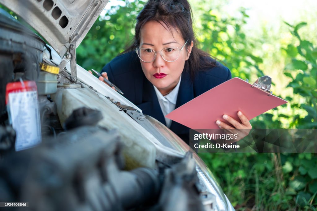 Car Insurance Experts Insurance Expert At Work High-Res Stock Photo - Getty Images