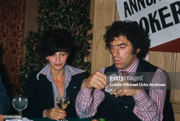 Jennifer Bogart and American actor Elliott Gould at the 'Sting' Trophy Poker Championship at Chasen's Restaurant in Beverly Hills, US, 25th May 1977.