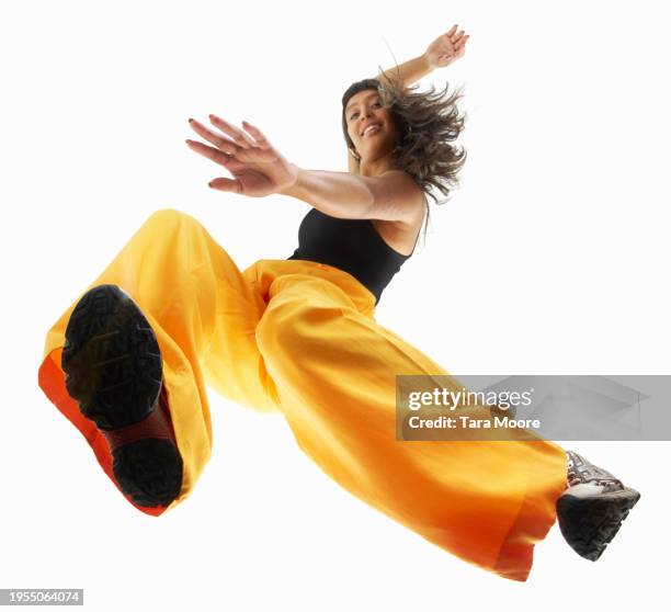 looking up at woman dancing - bailarín fotografías e imágenes de stock
