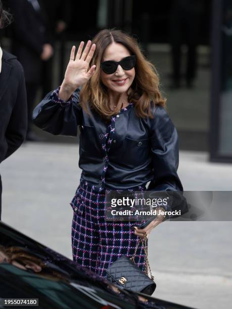 Elsa Zylberstein attends the Chanel Haute Couture Spring/Summer 2024 show as part of Paris Fashion Week on January 23, 2024 in Paris, France.