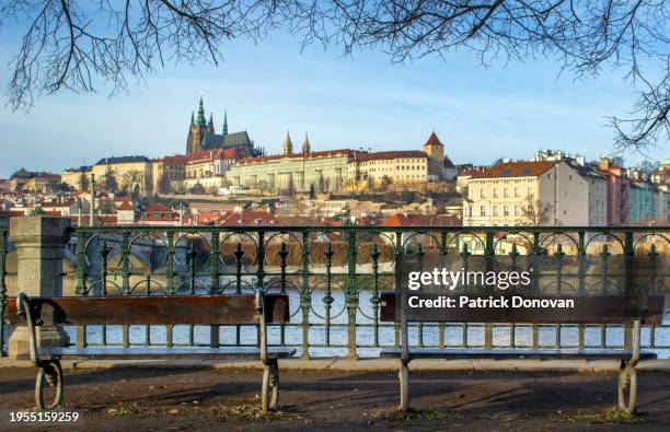 mala strana and prague castle from rudolfínsky park, prague, czechia - czech republic river stock pictures, royalty-free photos & images