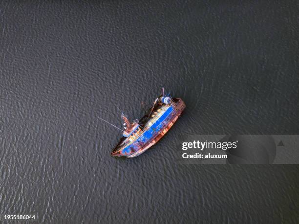 old fisherboat shipwreck at baltimore bay ireland - shipwreck bildbanksfoton och bilder