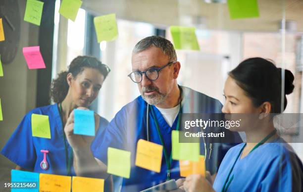 jornada de formación del equipo médico - nhs staff fotografías e imágenes de stock