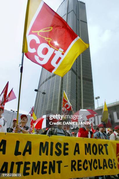 Des salariés de la filière nucléaire française manifestent à l'appel de la CGT Mines-Energie, le 16 avril 2002 près de la gare Montparnasse à Paris,...