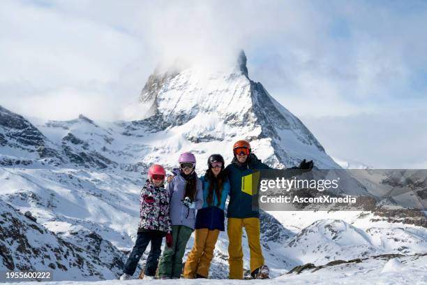 portrait de famille sur piste de ski - alpes suisses photos et images de collection