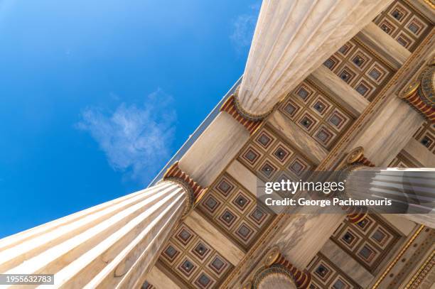 columns in classical greek architectural style - corintio estilo clásico griego fotografías e imágenes de stock