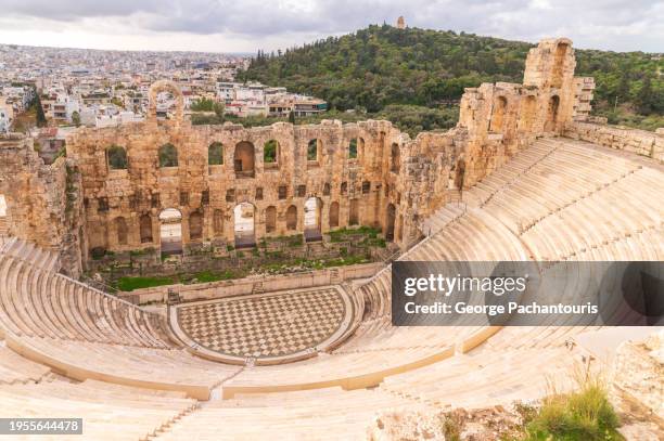 theater of herodes atticus at the foothill of the acropolis of athens - odeion gebouw uit de oudheid stockfoto's en -beelden