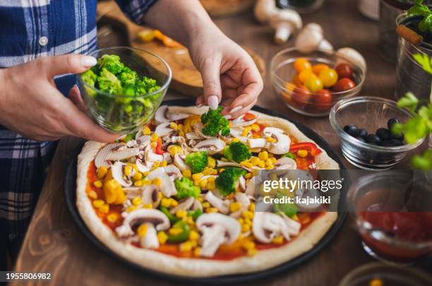 making a vegetarian pizza at home - vegetarian pizza stock pictures, royalty-free photos & images