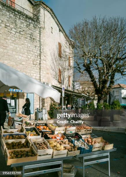 wochenendmarkt in montcuq-en-quercy-blanc,frankreich - mittelaltermarkt stock-fotos und bilder