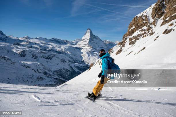frau snowboard auf der skipiste - valais stock-fotos und bilder