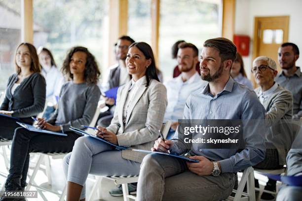 folla di uomini d'affari che hanno un seminario nella sala del consiglio. - evento foto e immagini stock