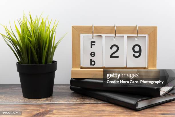 feb 29 leap year desk calendar - february stockfoto's en -beelden