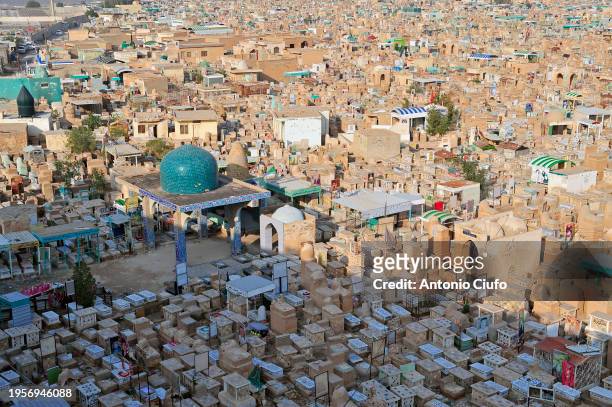 iraq - religion - islam - shiism. view of wadi al-salam, the cemetery of the holy city of najaf - rouwstoet stockfoto's en -beelden