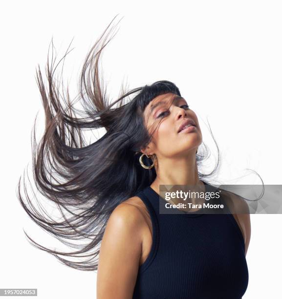 woman with windswept hair - zwart haar stockfoto's en -beelden