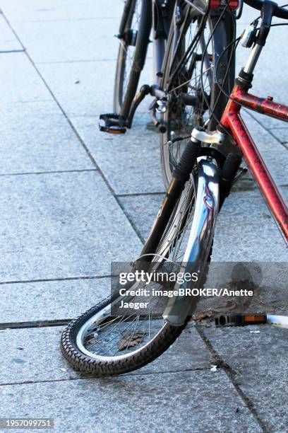 morning in winter in dresden, damaged bicycle, saxony, germany, europe - anette dawn stock pictures, royalty-free photos & images