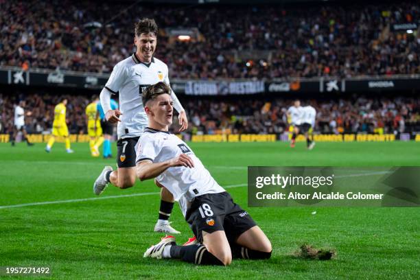 Pepelu of Valencia CF celebrates with his teammates after scoring the team's third goal during the LaLiga EA Sports match between Valencia CF and...