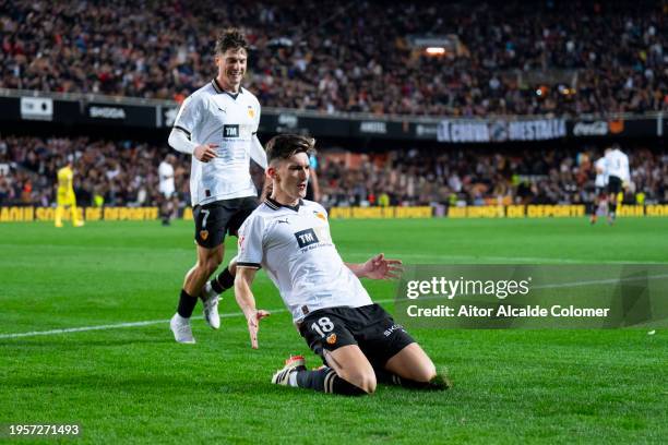 Pepelu of Valencia CF celebrates with his teammates after scoring the team's third goal during the LaLiga EA Sports match between Valencia CF and...