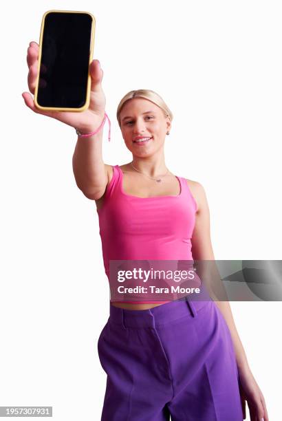 woman showing phone to camera - dichterbij komen stockfoto's en -beelden