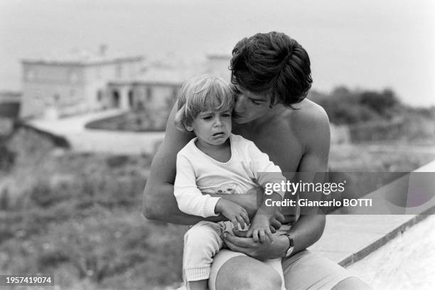 Alain Delon et son fils Anthony à Saint-Tropez, en juin 1966.
