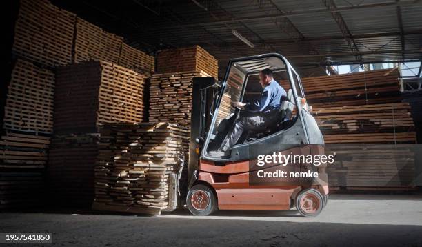 arbeiter fährt gabelstapler in fabrik - transportpalette stock-fotos und bilder
