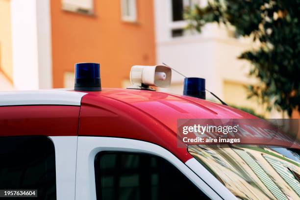roof side view of an ambulance on the street with the lights off in the foreground - vehículo de emergencia fotografías e imágenes de stock