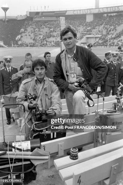 Les photographes de l'agence Gamma Daniel Simon et Jean-Claude Francolon lors de la cérémonie d'ouverture des Jeux olympiques de Moscou le 19 juillet...