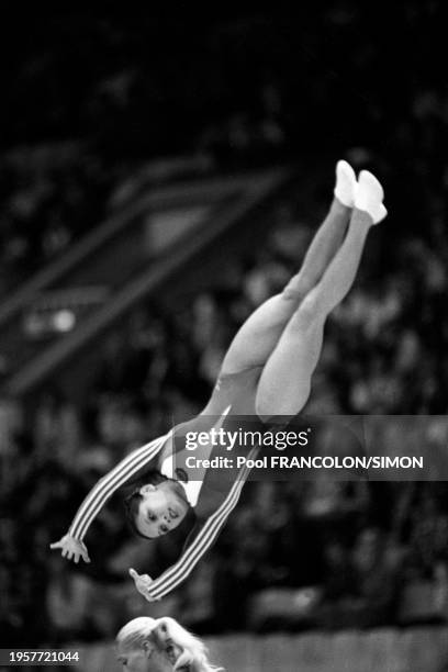 La gymnaste soviétique Nellie Kim à la poutre lors des Jeux Olympiques de Moscou le 21 juillet 1980.