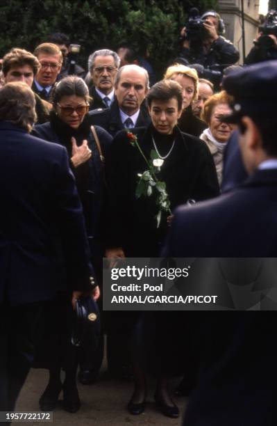 Catherine Allégret et Carole Amiel lors des obsèques d'Yves Montand au Père-Lachaise le 13 novembre 1991 à Paris