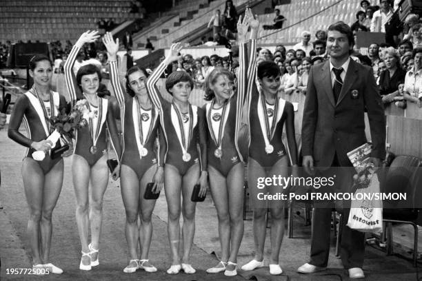 Les gymnastes soviétiques Nellie Kim, Maria Filatova, Stella Zakharova, Yelena Davydova, Yelena Naimushina, Natalia Chapochnikova et leur entraîneur...