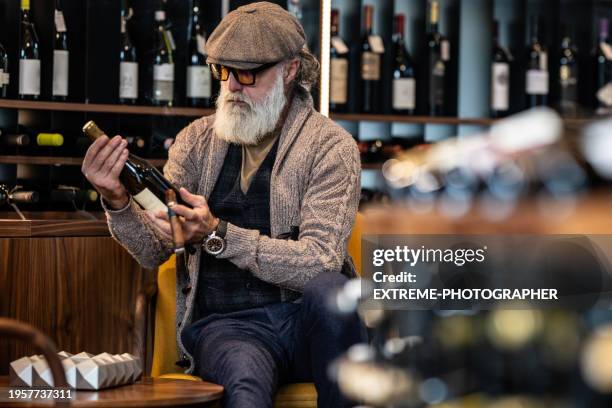 scegliere il vino in un'enoteca - wine bar foto e immagini stock