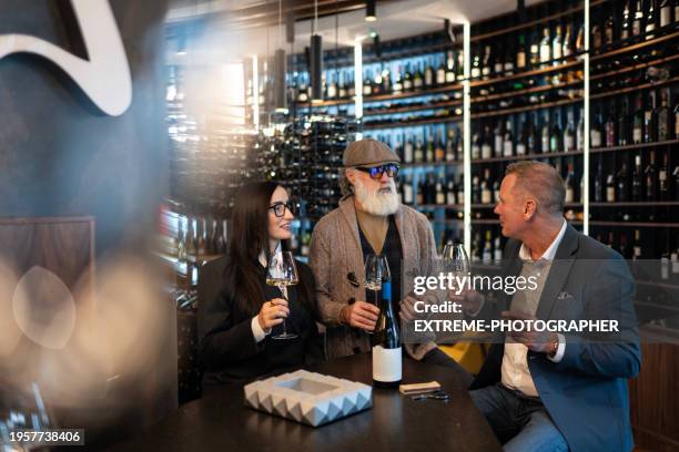 geschäftskollegen genießen den feierabend in einer weinbar - weinbar stock-fotos und bilder