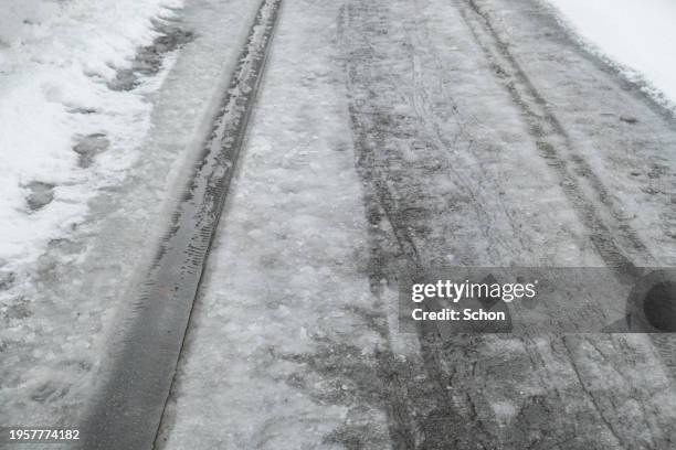 car tracks in snow and slush on a road - covered car street stock pictures, royalty-free photos & images