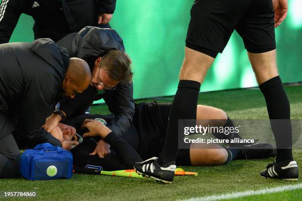 January 2024, Lower Saxony, Wolfsburg: Soccer, Bundesliga, VfL Wolfsburg - 1. FC Köln, Matchday 19, Volkswagen Arena. Assistant referee Thorben...