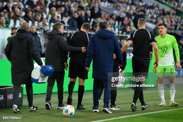 January 2024, Lower Saxony, Wolfsburg: Soccer, Bundesliga, VfL Wolfsburg - 1. FC Köln, Matchday 19, Volkswagen Arena. Assistant referee Thorben...