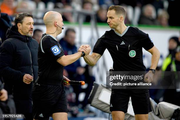 January 2024, Lower Saxony, Wolfsburg: Soccer, Bundesliga, VfL Wolfsburg - 1. FC Köln, Matchday 19, Volkswagen Arena. Referee Sören Storks high-fives...