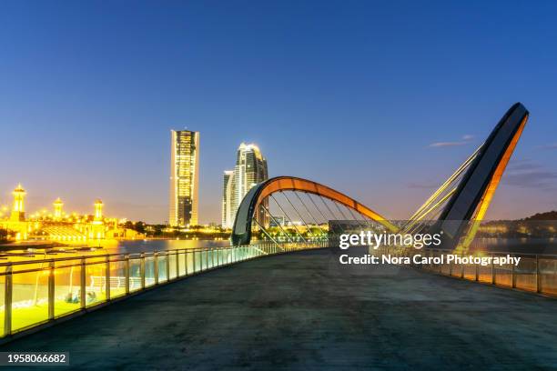 putrajaya night view - estado de selangor fotografías e imágenes de stock