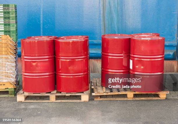 seven red metal oil barrels - red oil drum stock-fotos und bilder