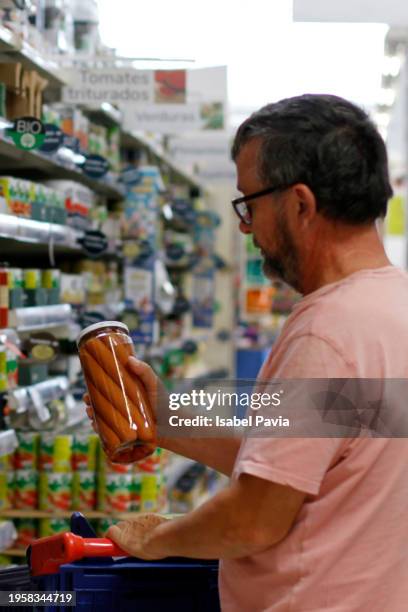 man shopping in a supermarket - preparación de alimentos fotografías e imágenes de stock