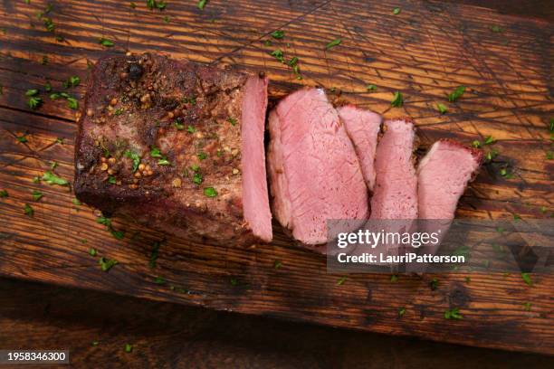 petto di manzo in scatola cotto lentamente - arrosto di manzo foto e immagini stock