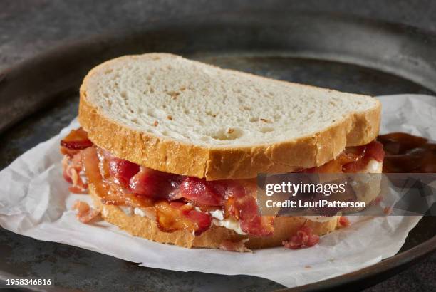 bacon butty sandwich - spek stockfoto's en -beelden