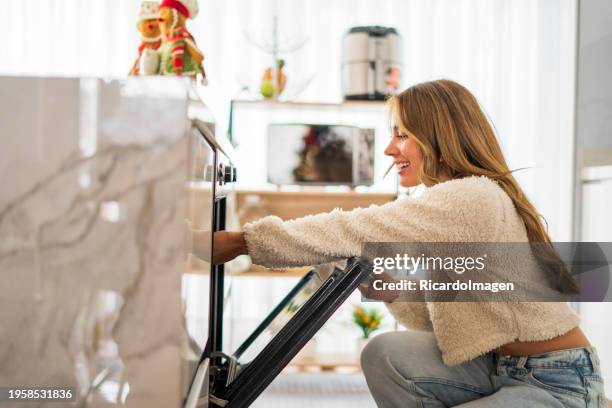 la mujer está cocinando en casa - al horno fotografías e imágenes de stock