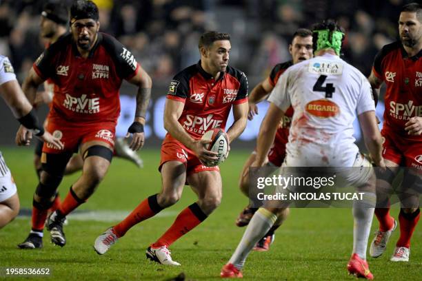 Toulon's French fullback Melvyn Jaminet runs with the ball during the French Top 14 rugby union match between Rugby Club Toulonnais and Stade...