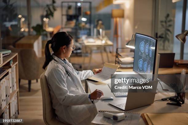 nacht, arzt und frau mit computer, neurowissenschaften und ordnern mit forschung und mrt-scan. mediziner, fachmann und arzt mit laptop, technologie und brainstorming mit dem gesundheitswesen und dem chirurgen - neurowissenschaften stock-fotos und bilder