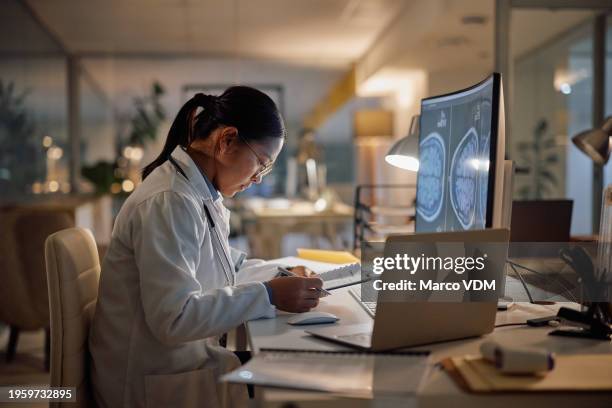 computer, lettura e medico donna asiatica in ospedale di notte per l'assistenza sanitaria, la ricerca o l'apprendimento. medico, scansione cerebrale sullo schermo e giovane professionista della medicina nell'ufficio della clinica per la neurologia - ricerca medica foto e immagini stock