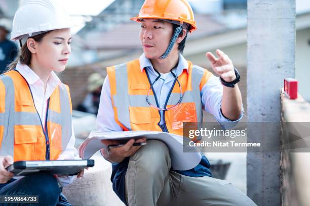 keeping your construction site safe with construction health and safety audits. a project leader and construction engineer on a construction site while discussing and auditing identifying potential hazards during a construction phase. - damen leichtathletikdisziplin stock-fotos und bilder