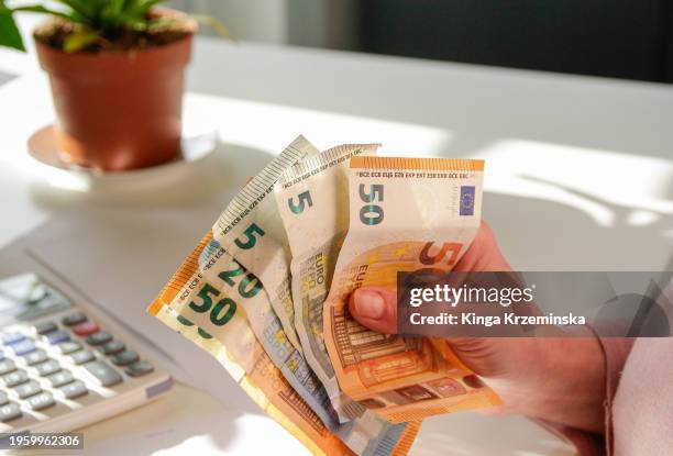 money - euros stockfoto's en -beelden