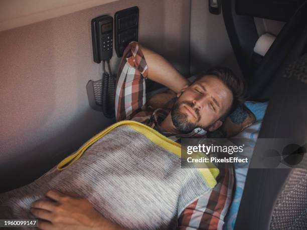 schlafen in der lkw-kabine - lkw kabine stock-fotos und bilder