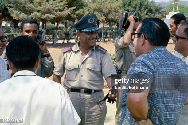 Colonel Remberto Iriarte, military prosecutor at the trial of French journalist Regis Debray, talking with a group of men in Camiri, Bolivia,...