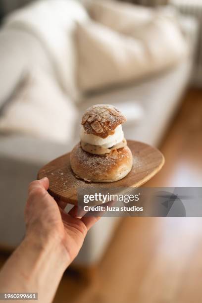 ponto de vista de um homem segurando uma sobremesa sueca em um prato de madeira - pancake day - fotografias e filmes do acervo